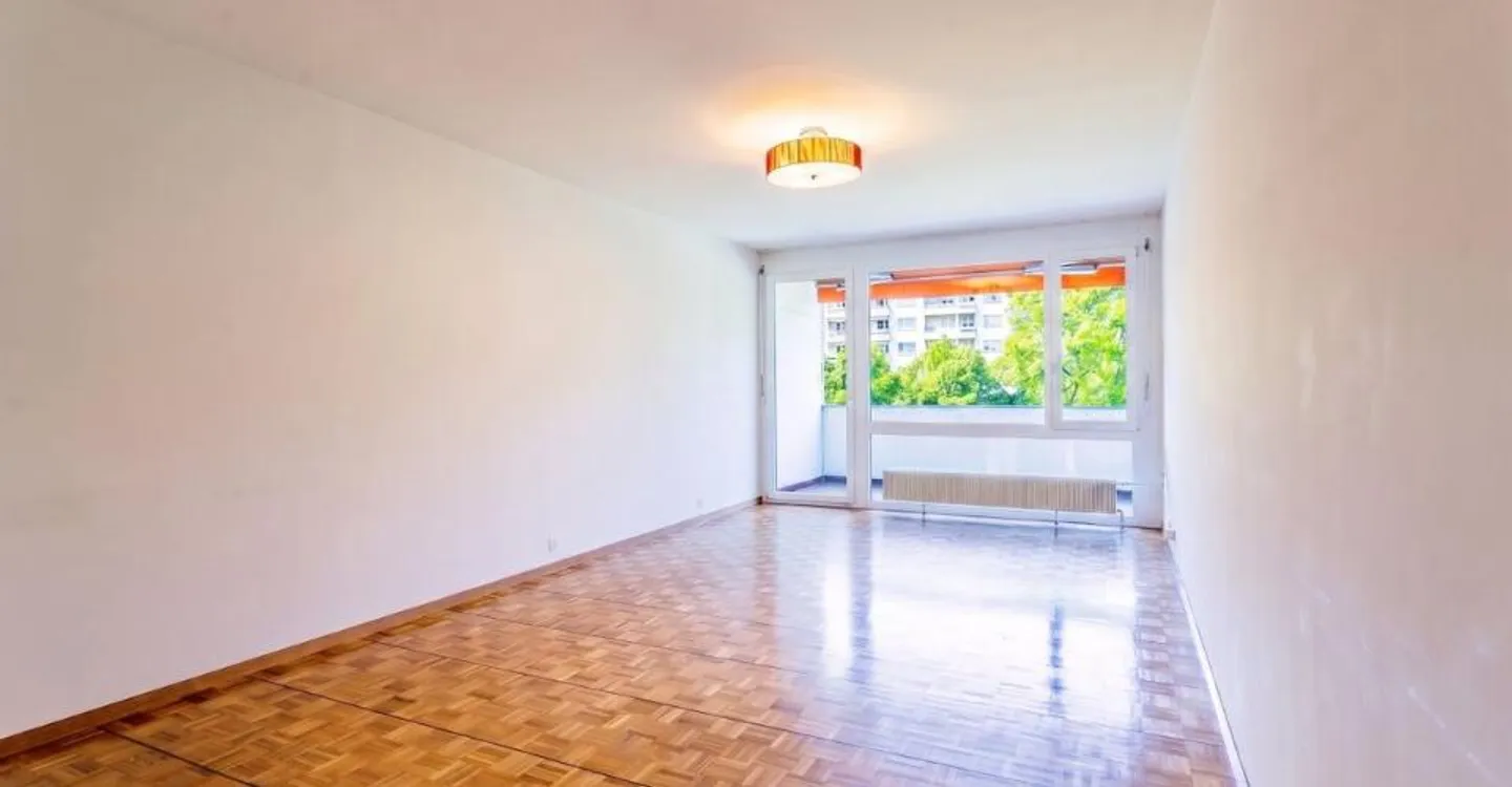 Im Herzen einer grünen Umgebung entdecken Sie diese geräumige 4,5-Zimmer-Wohnung mit Balkon. - Foto 2 von 9