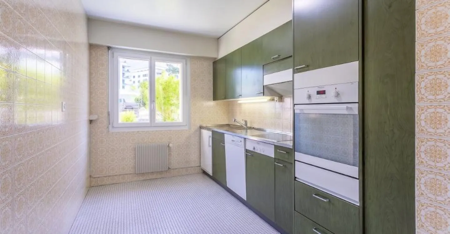 Im Herzen einer grünen Umgebung entdecken Sie diese geräumige 4,5-Zimmer-Wohnung mit Balkon. - Foto 3 von 9