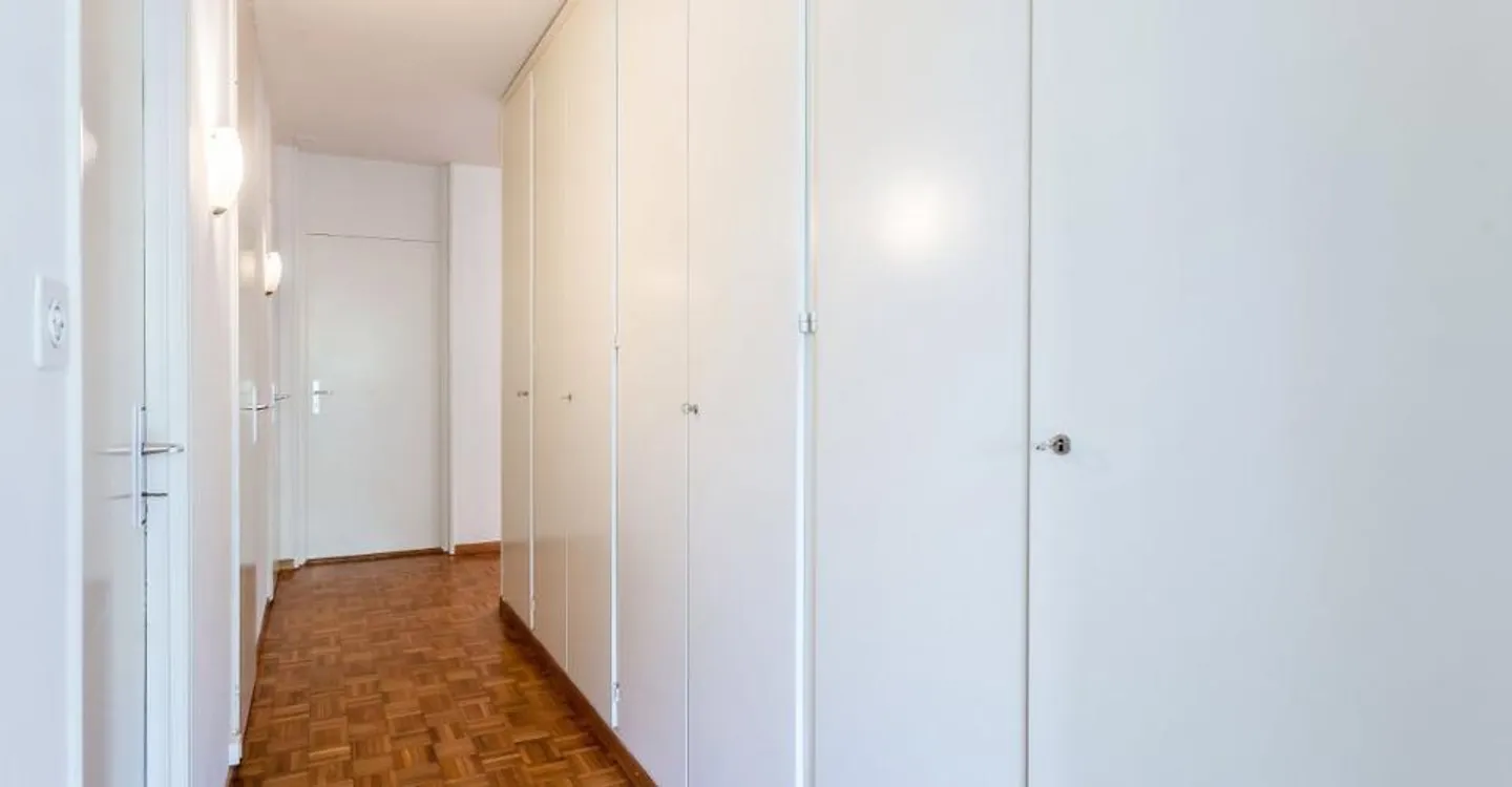 Im Herzen einer grünen Umgebung entdecken Sie diese geräumige 4,5-Zimmer-Wohnung mit Balkon. - Foto 9 von 9