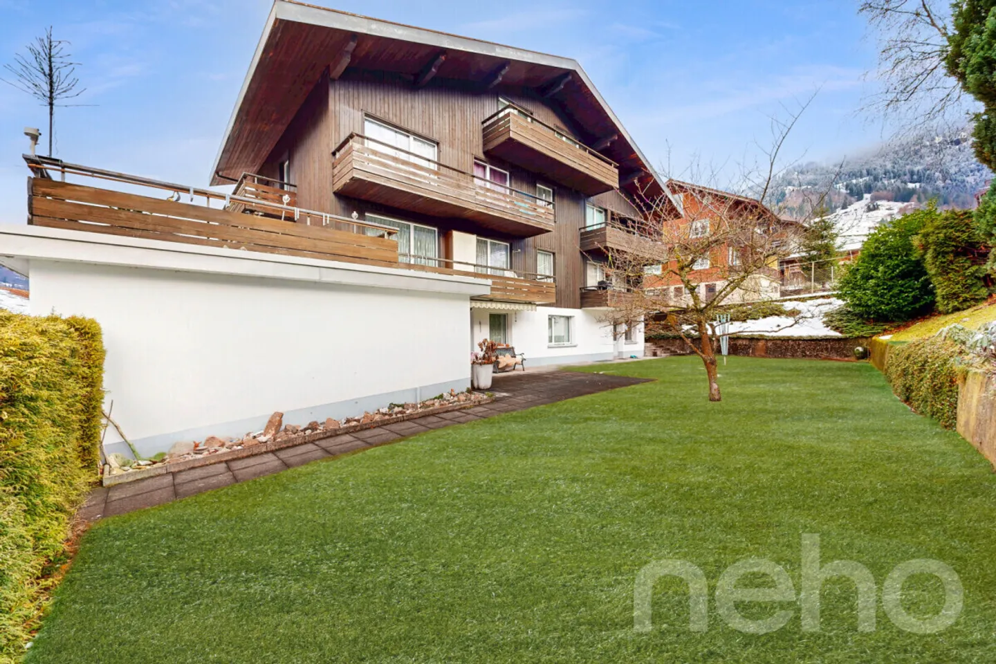 Cozy 4-room apartment just steps from the lake - Photo 2 of 12