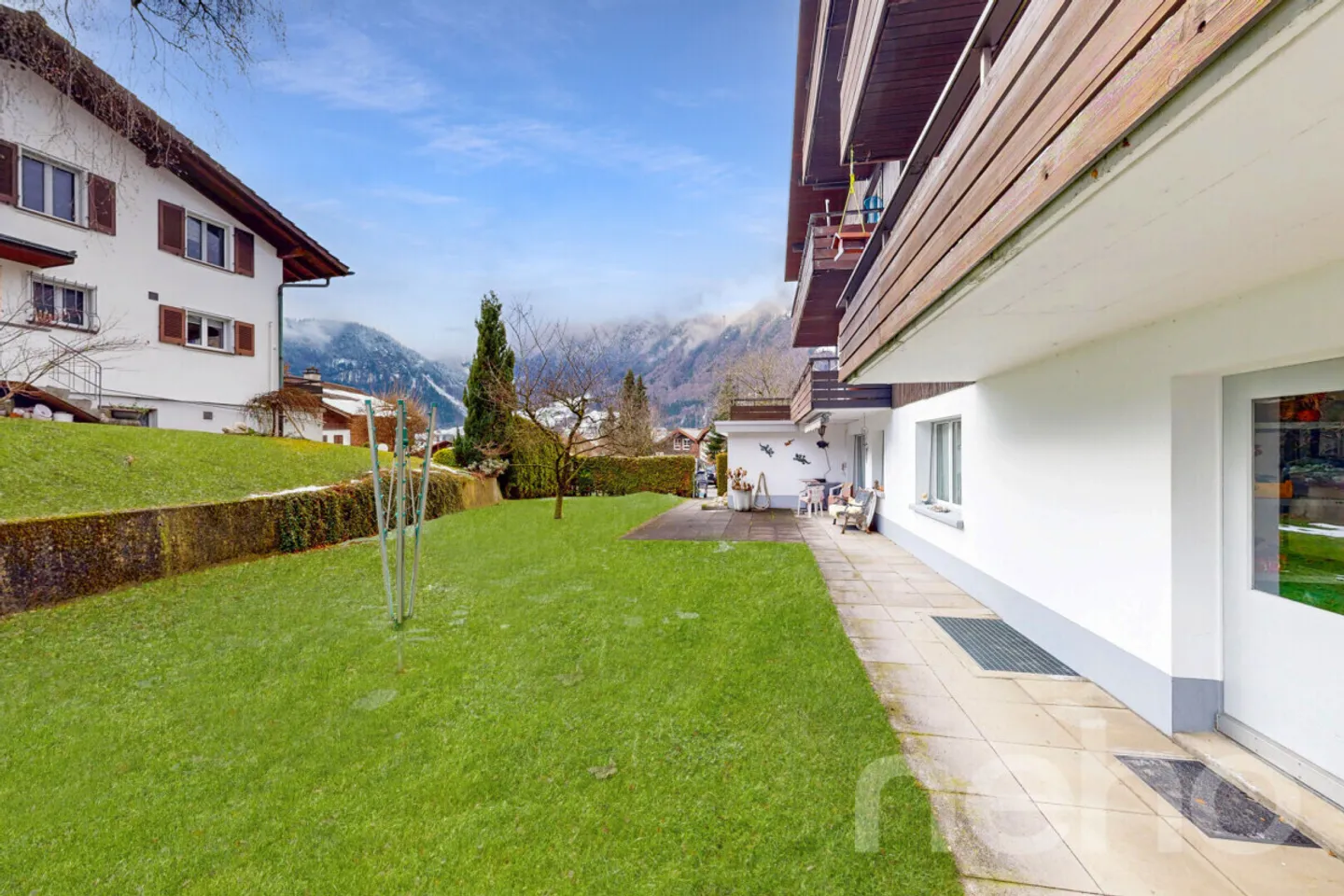 Cozy 4-room apartment just steps from the lake - Photo 3 of 12