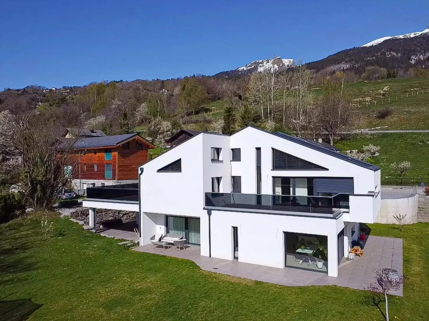 Crans-Montana Region | Magnificent Individual Modern Villa - Photo 3 of 12
