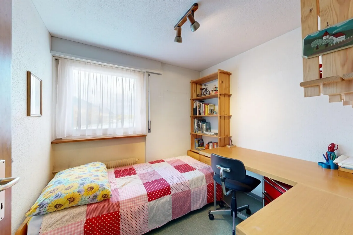 Cozy 4-room apartment just steps from the lake - Photo 11 of 12