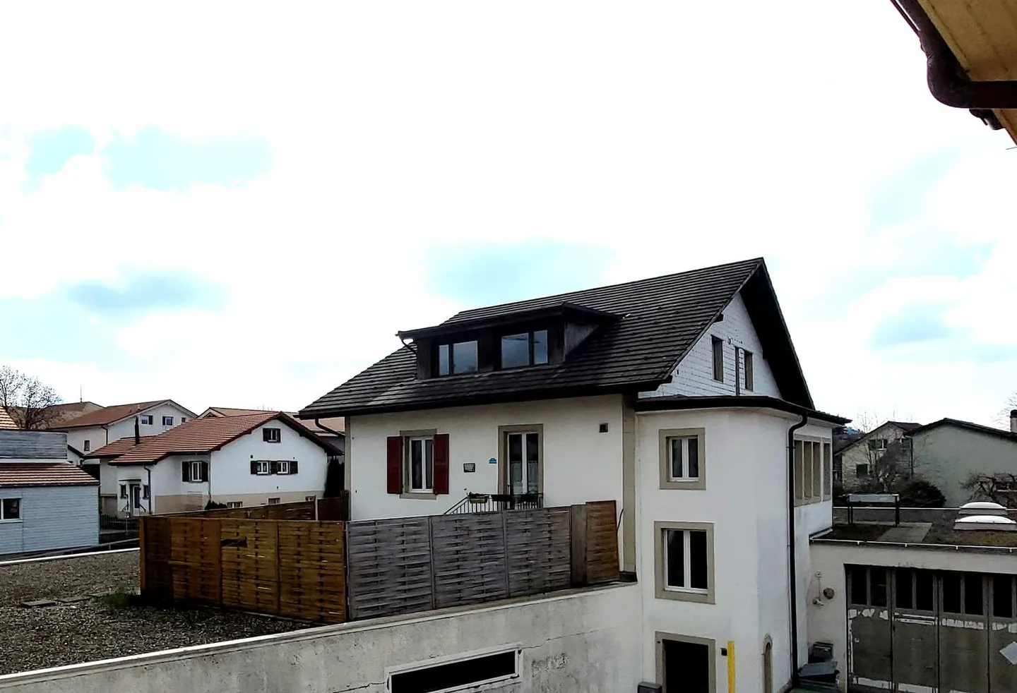 In vendita: edificio con grande spazio versatile, 3 posti auto, 2 appartamenti - Foto 2 di 24