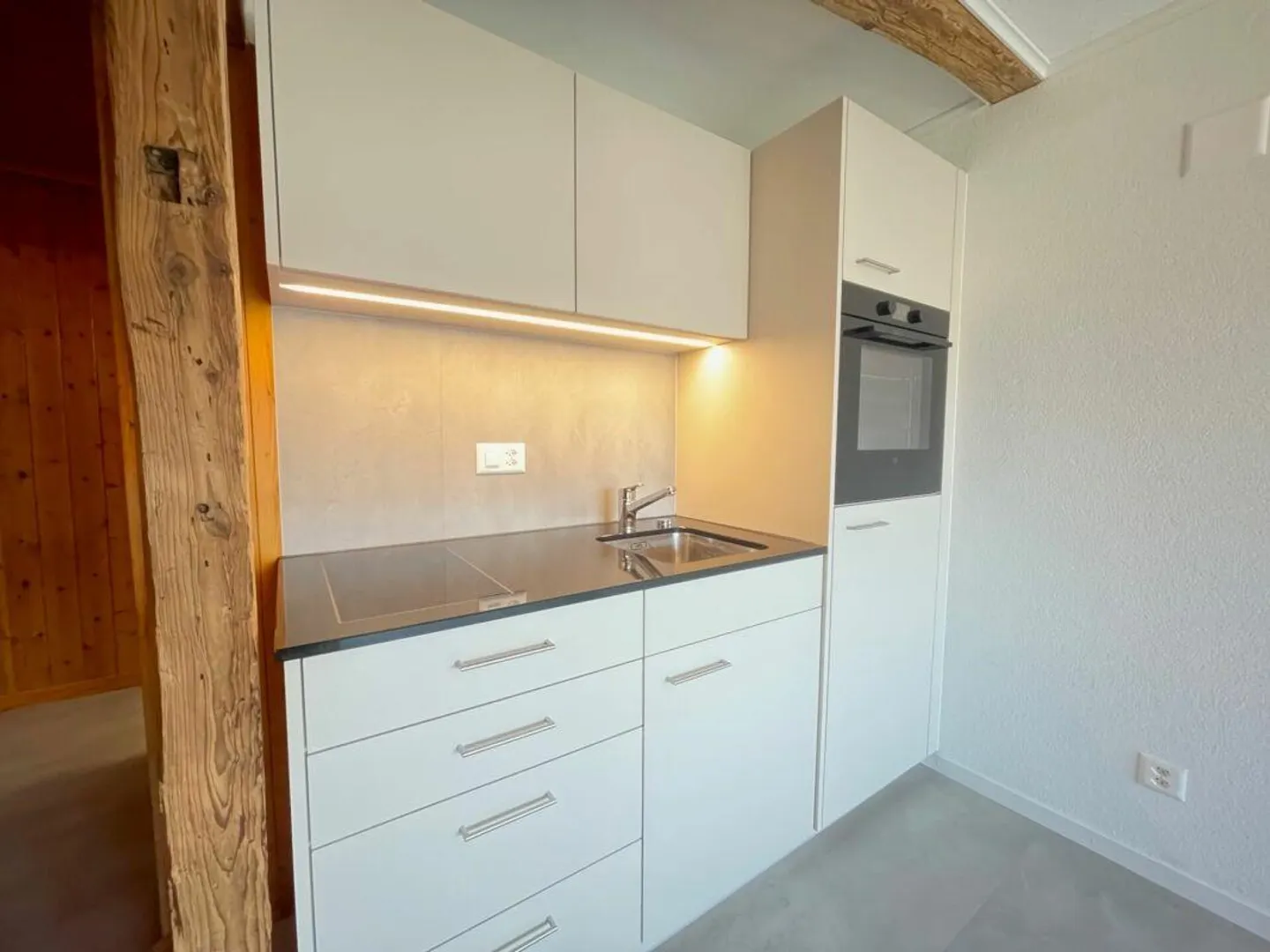 Accogliente appartamento mansardato di 2,5 locali nell'ambiente storico di Rapperswil in affitto - Foto 2 di 12