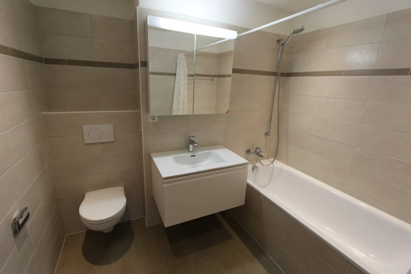 4.5-ROOM APARTMENT ON THE HEIGHTS OF SIERRE - Photo 3 of 15