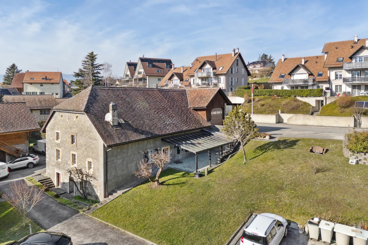 Maison de caractère à Daillens avec grand dépôt polyvalent - Photo 1 sur 15
