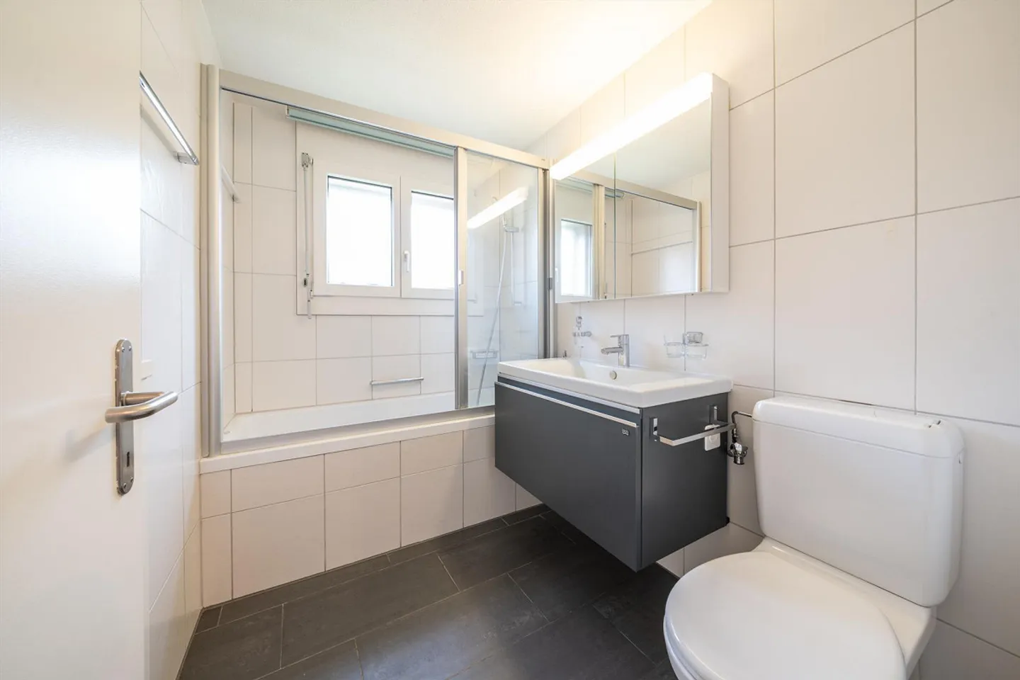 Centrally Located Apartment with a View - Photo 5 of 10