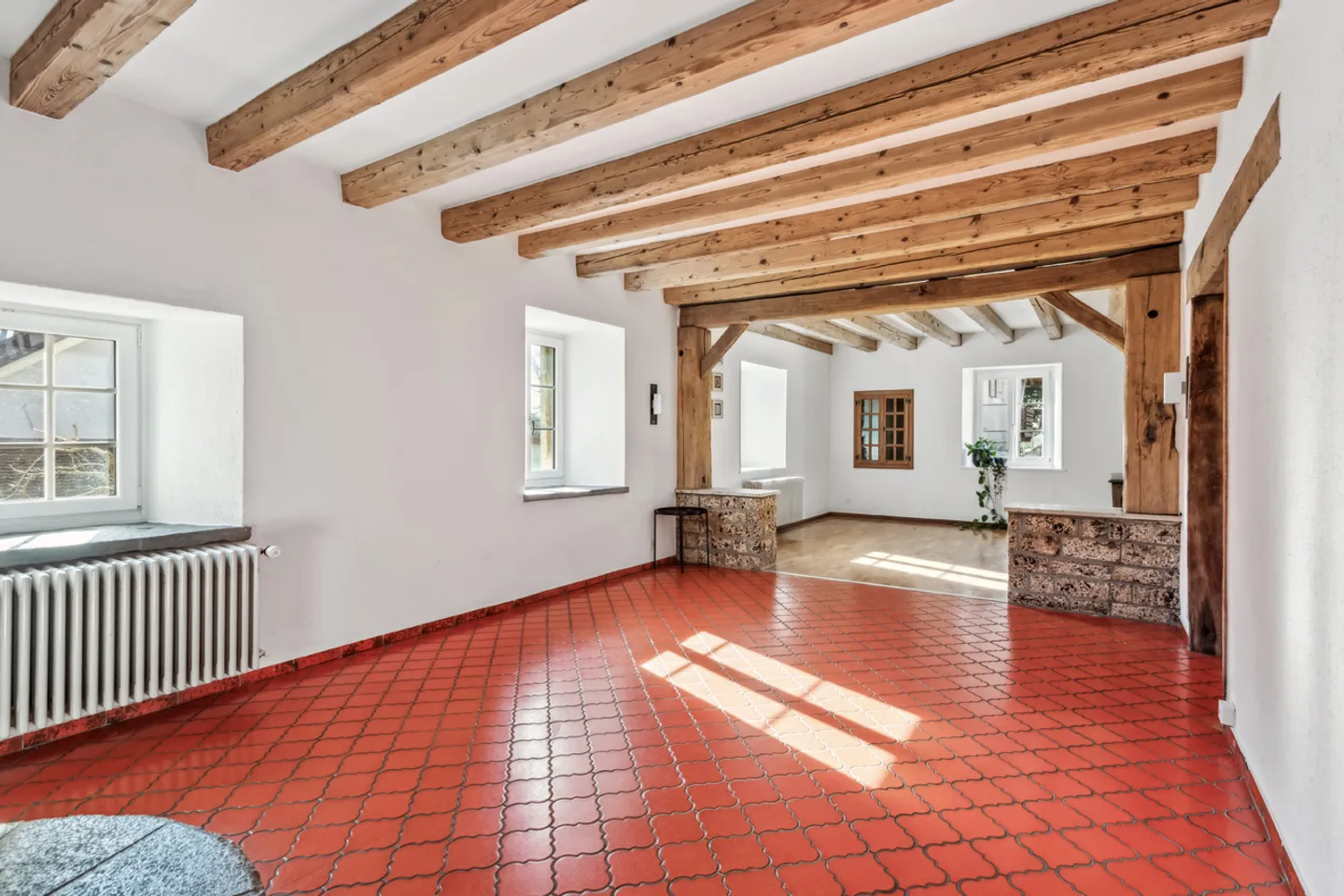 Maison de caractère à Daillens avec grand dépôt polyvalent - Photo 2 sur 15