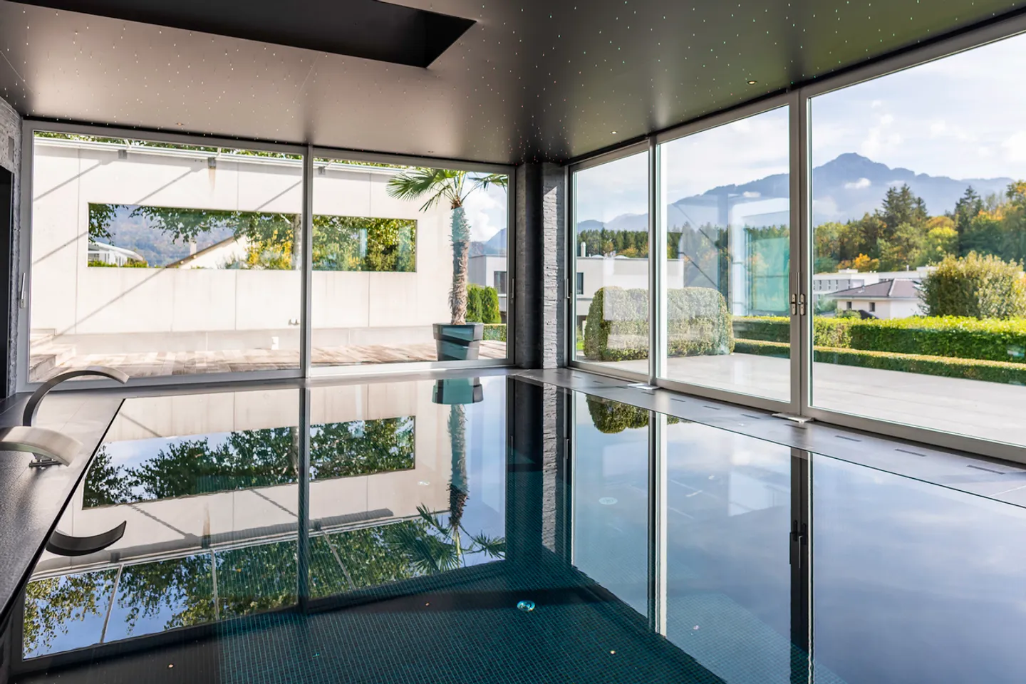 Villa di Lusso con Piscina Interna - Foto 2 di 7