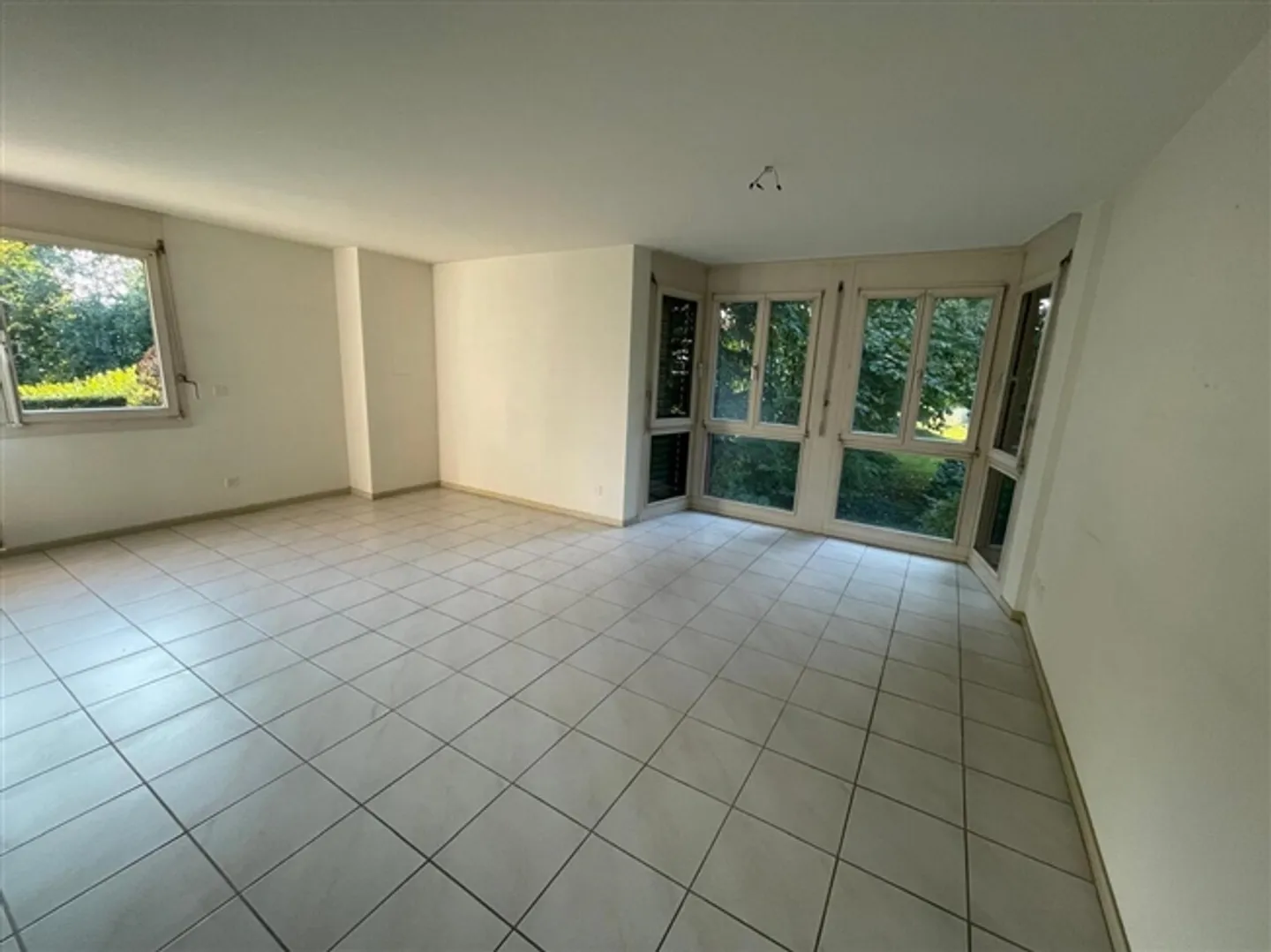 Appartement au rez-de-chaussée attrayant avec jardin (dans le cadre d'un processus d'enchères) - Photo 2 sur 11