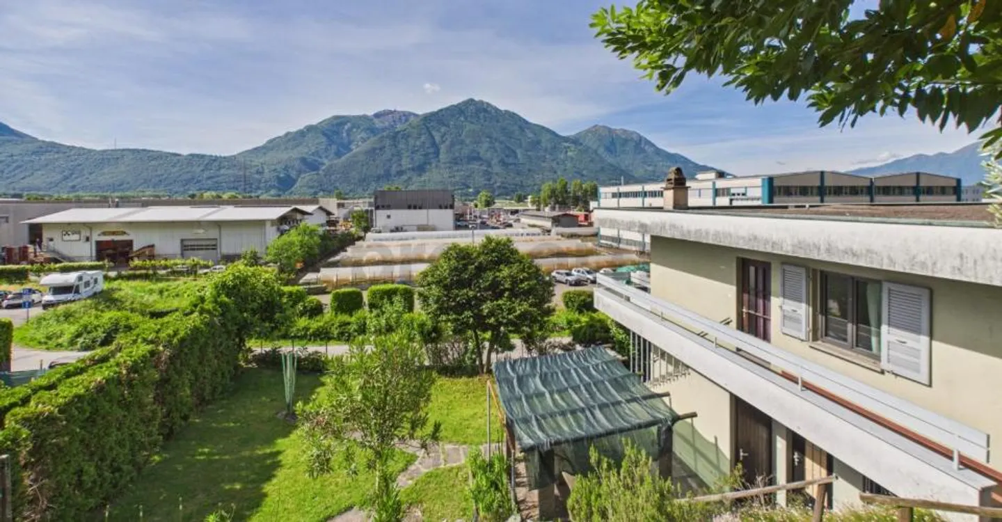 Spaziosa casa multifamiliare con grande potenziale a Riazzino - Foto 3 di 8