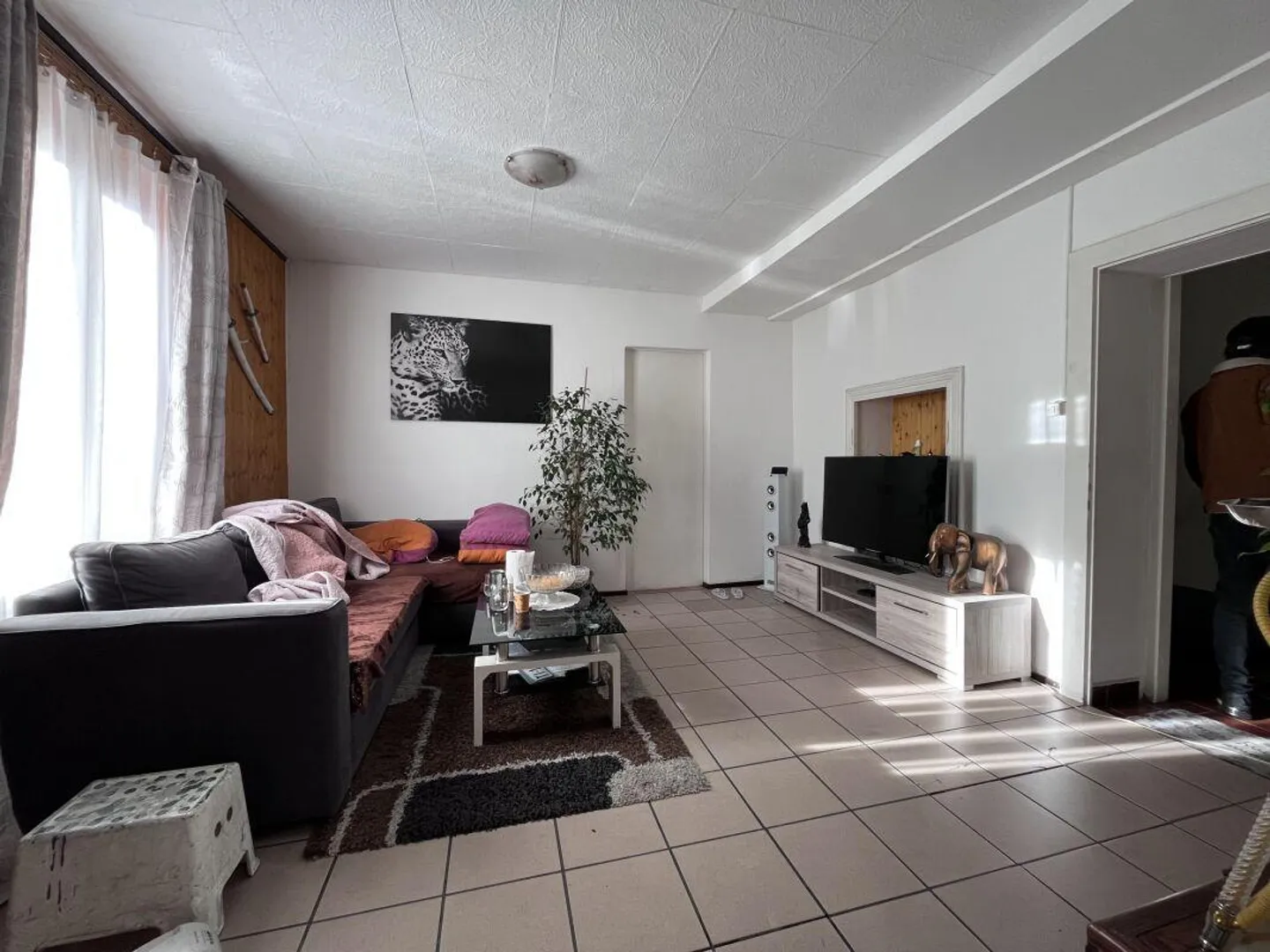 Income-generating building with restaurant, apartments, and parking area with... - Photo 4 of 12