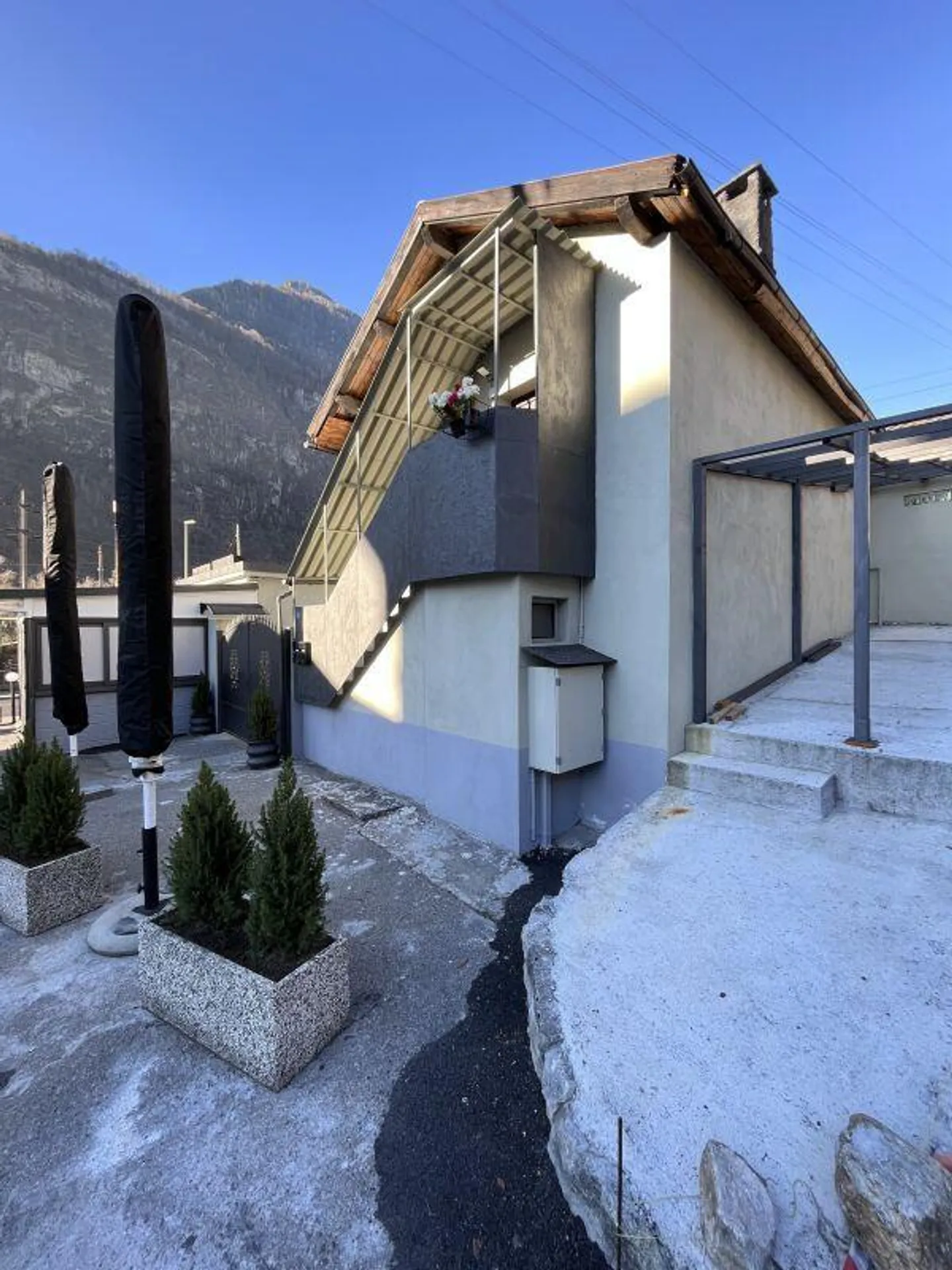 Income-generating building with restaurant, apartments, and parking area with... - Photo 8 of 12