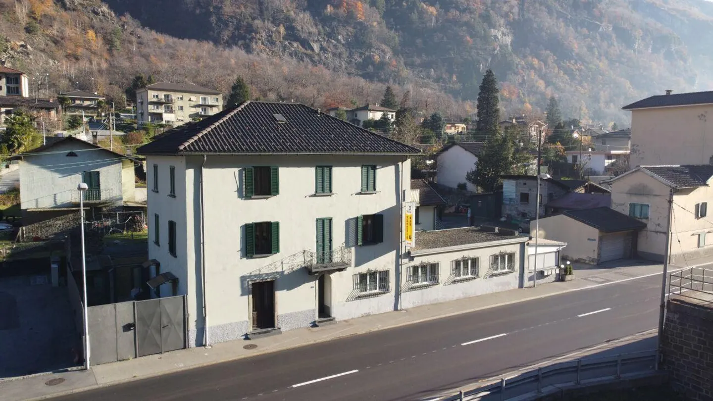 Income-generating building with restaurant, apartments, and parking area with... - Photo 9 of 12