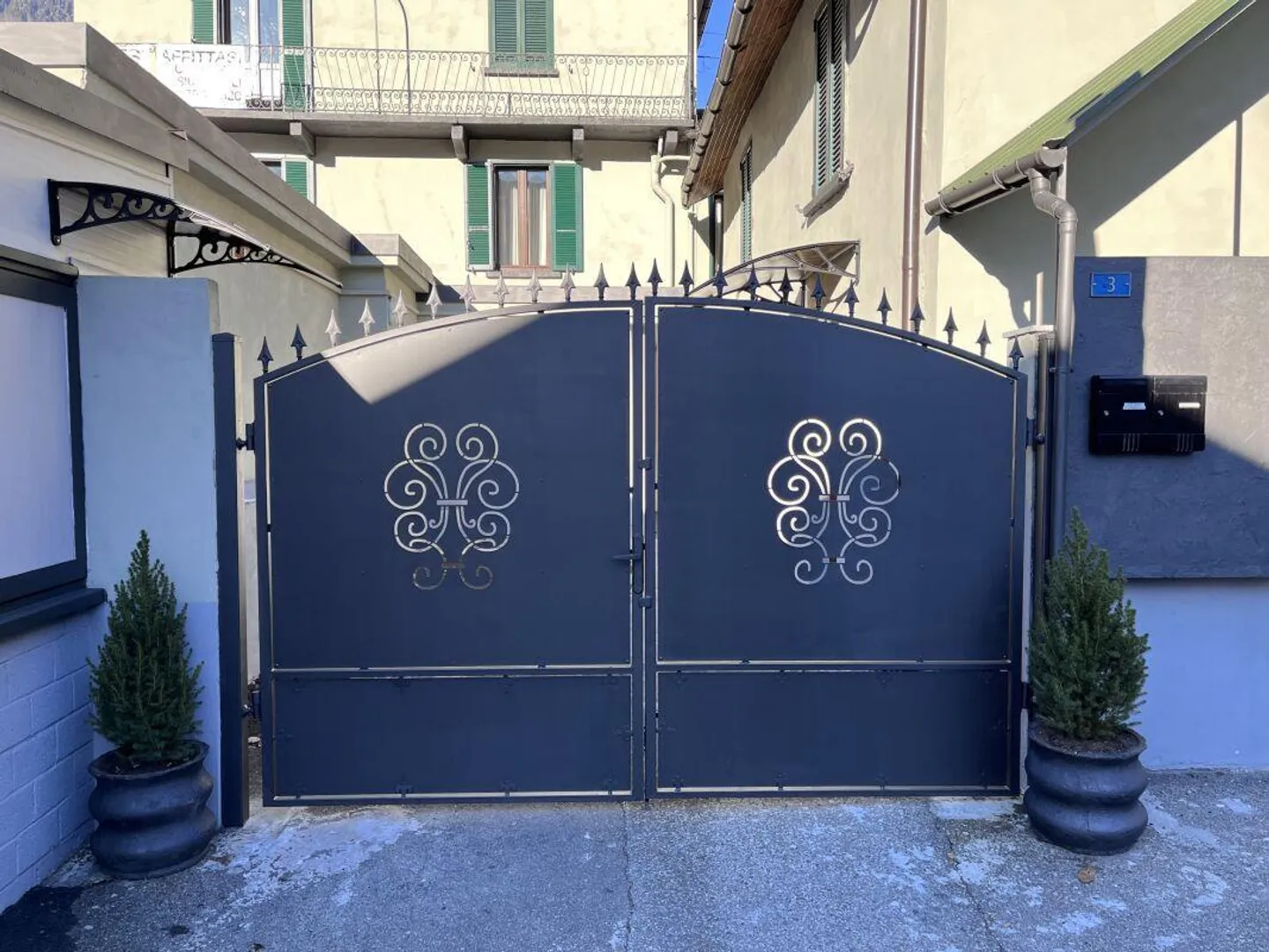 Income-generating building with restaurant, apartments, and parking area with... - Photo 10 of 12