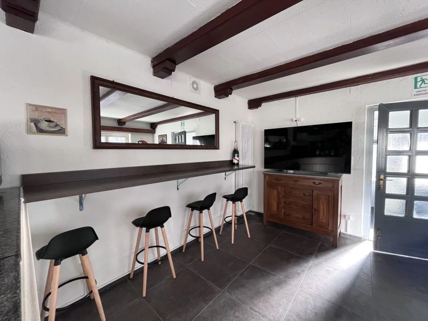 Income-generating building with restaurant, apartments, and parking area with... - Photo 3 of 12