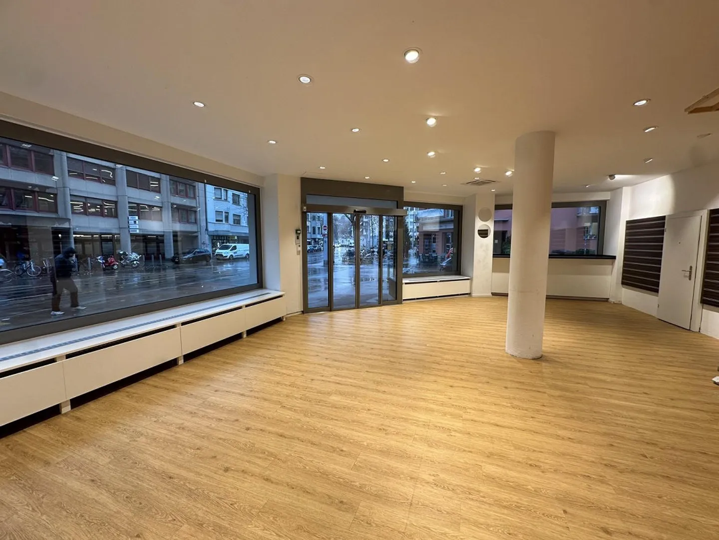 Espace commercial/bureau central à louer à Zurich Wiedikon - Photo 2 sur 9