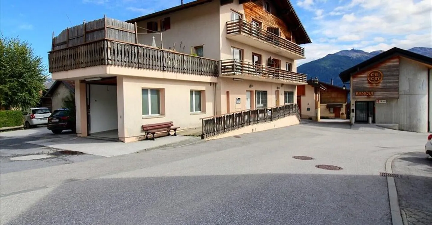 Edificio ad uso misto in affitto - Foto 2 di 13