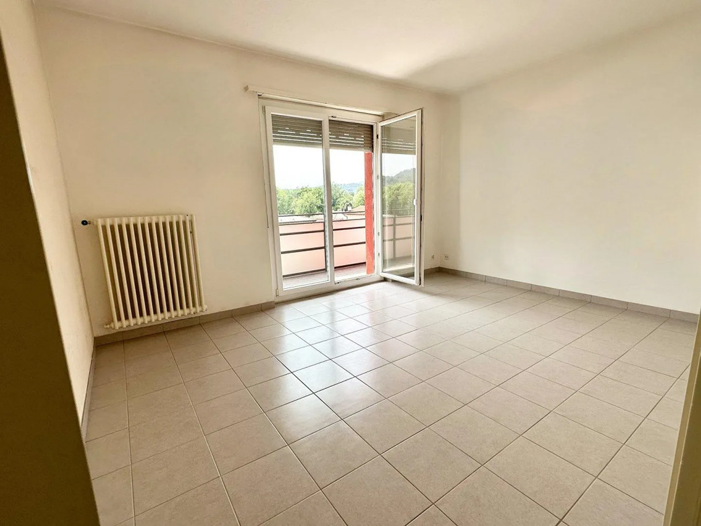 For rent 3.5 rooms top floor Genestrerio - Photo 2 of 5