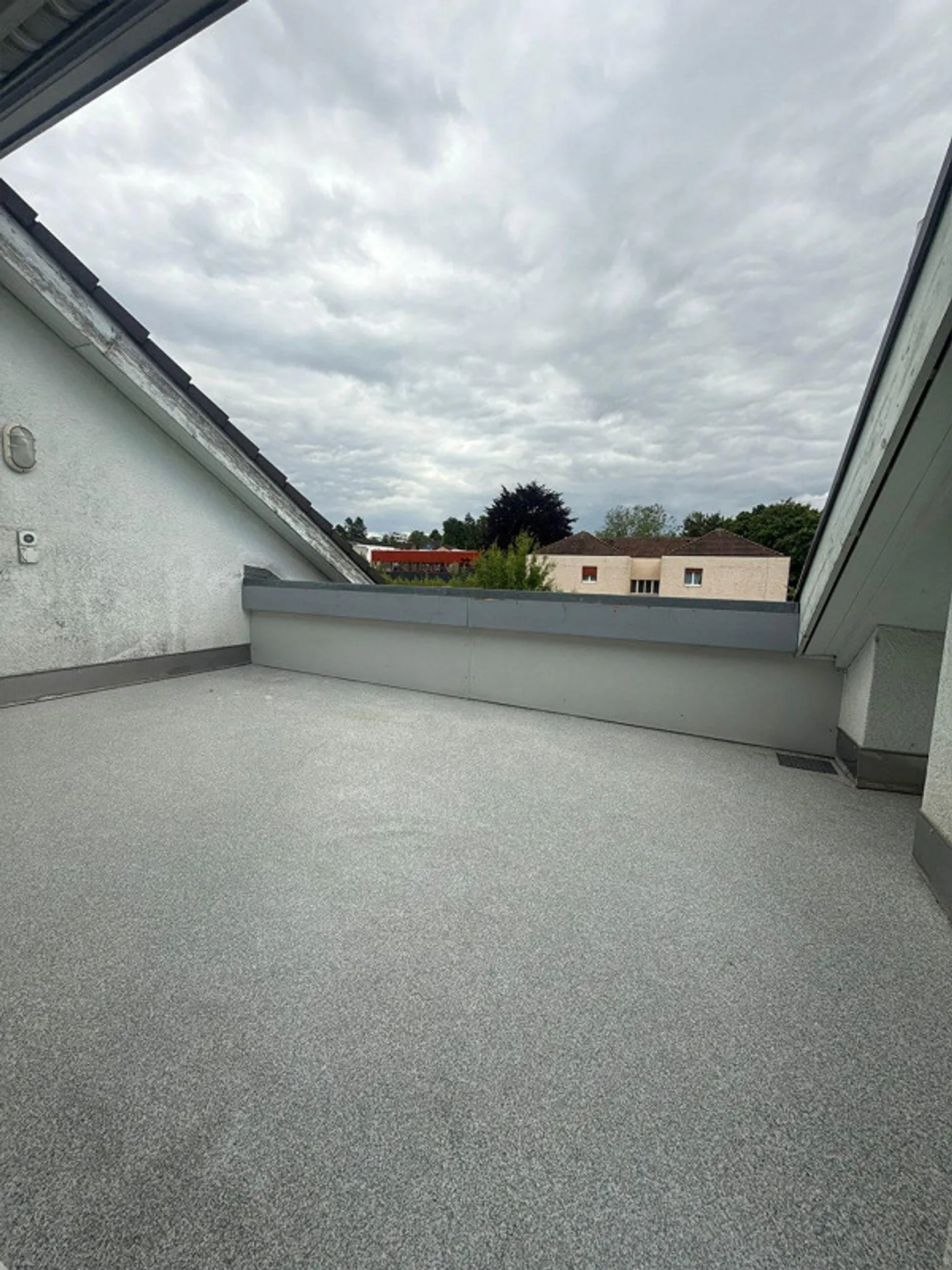 Attraktive 4.5-Zimmer-Dachwohnung mit Terrasse, Cheminée & Weitsicht - Foto 9 von 13