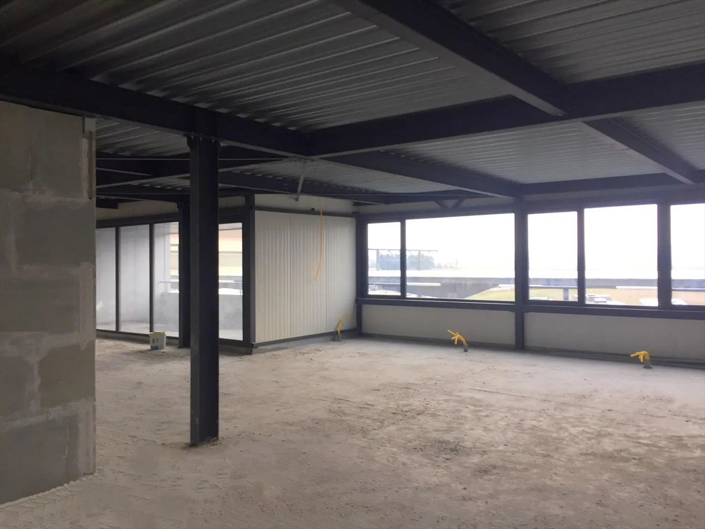 Commercial space of 145 m2 at the highway exit - Photo 1 of 4