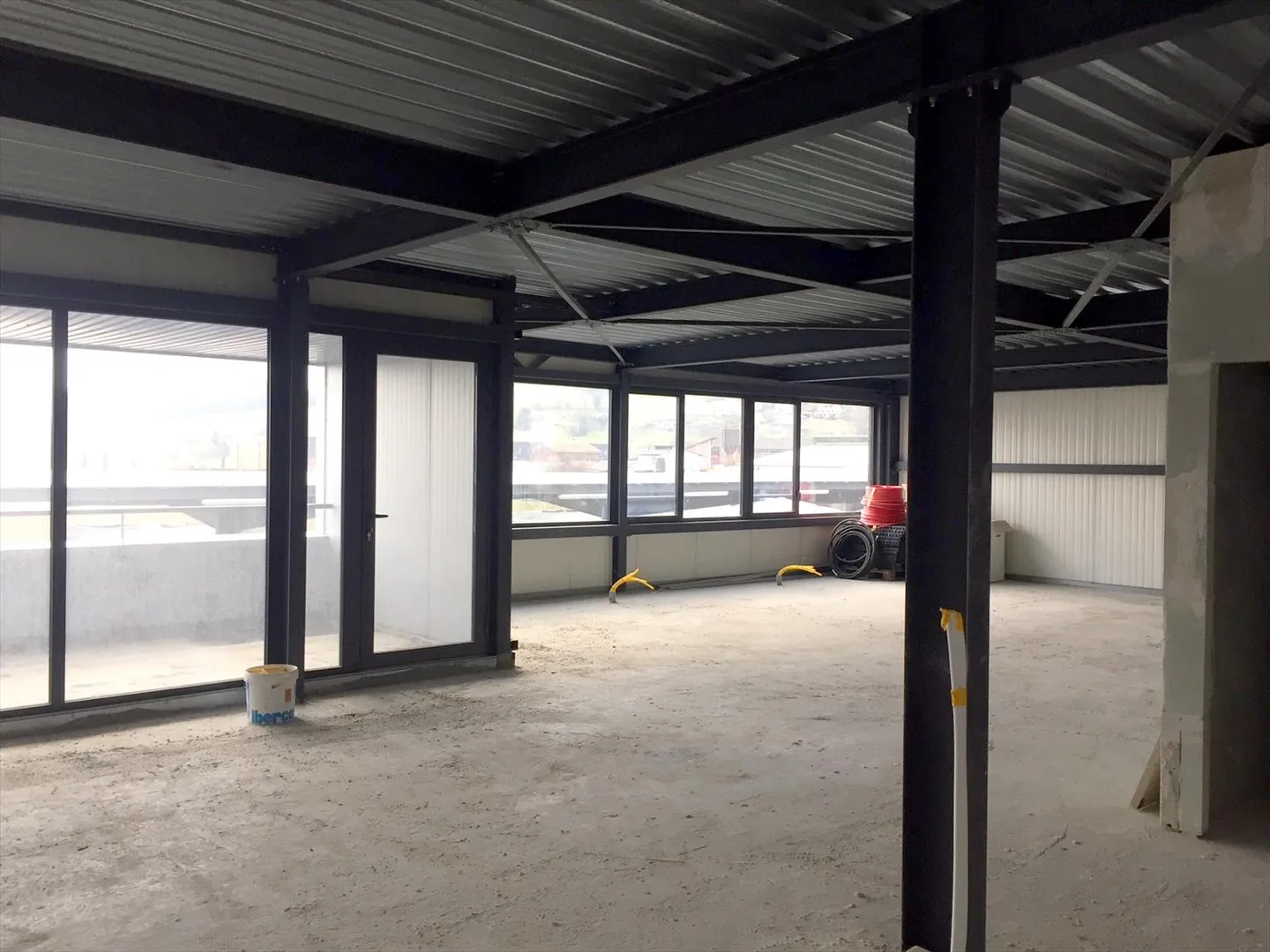 Commercial space of 145 m2 at the highway exit - Photo 2 of 4