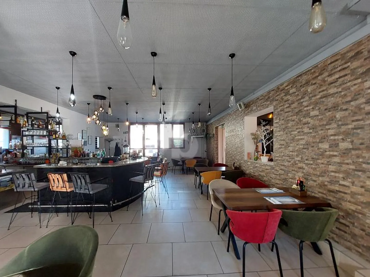 RENOVE AVEC STYLE, TERRASSE, EMPLACEMENT CENTRAL ! - Photo 3 sur 6