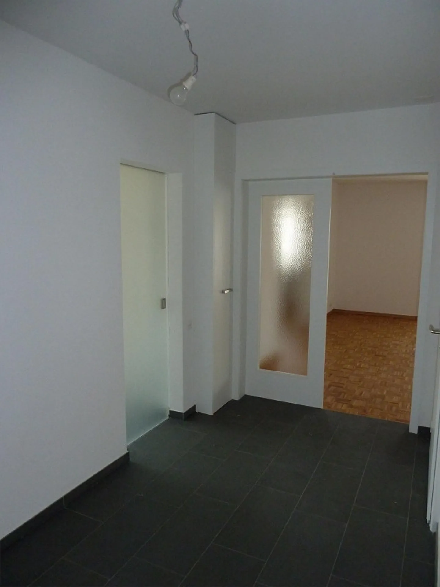 Ampio appartamento di 5 stanze al 2° piano (140 m2) in una posizione centrale nel verde - Foto 8 di 14