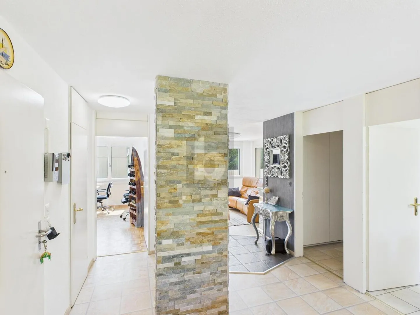 BRIGHT AND FAMILY-FRIENDLY, IN A TOP LOCATION - Photo 3 of 6