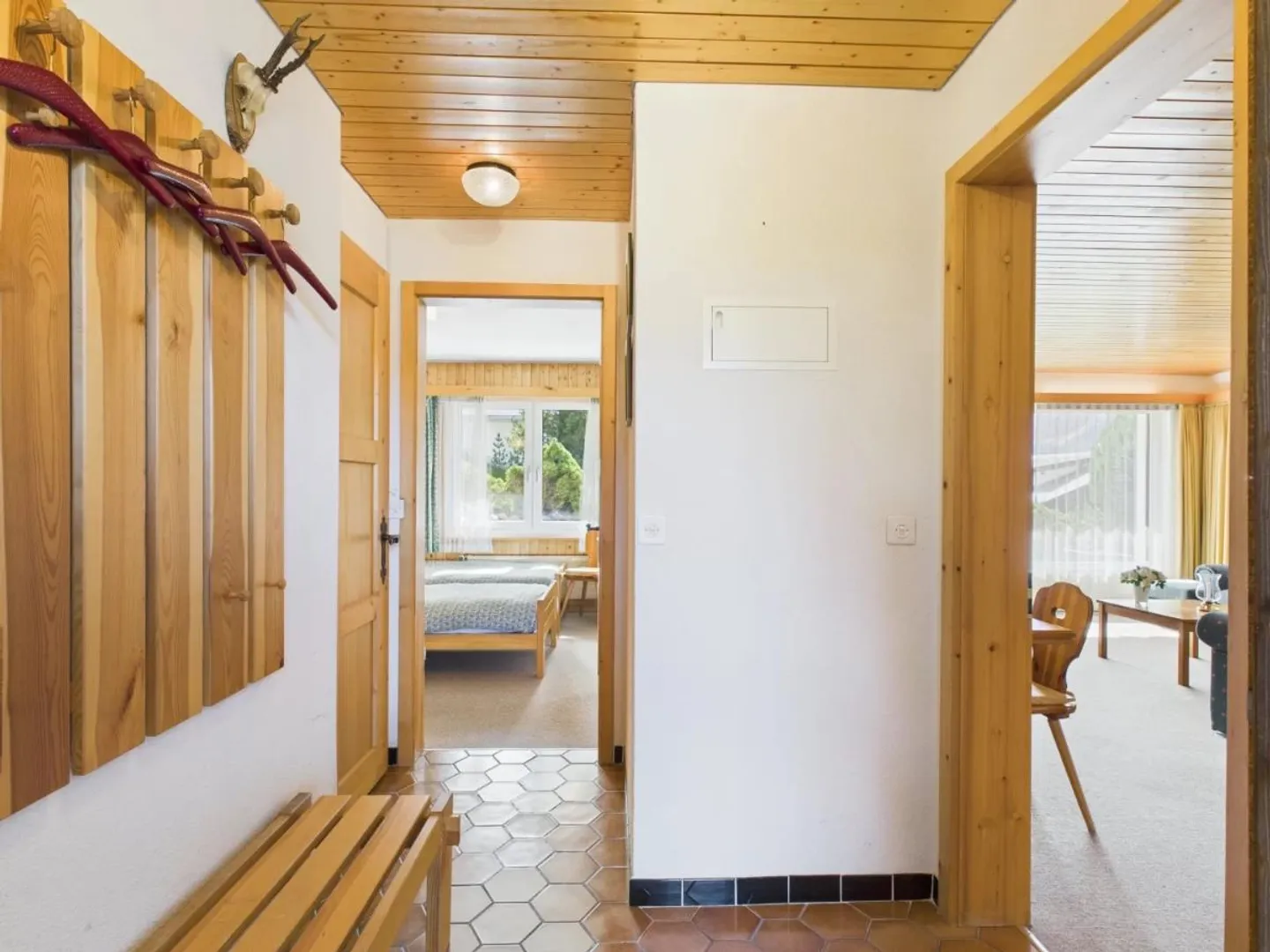 Bright 3.5-room apartment with garage box in Grächen - Photo 2 of 10