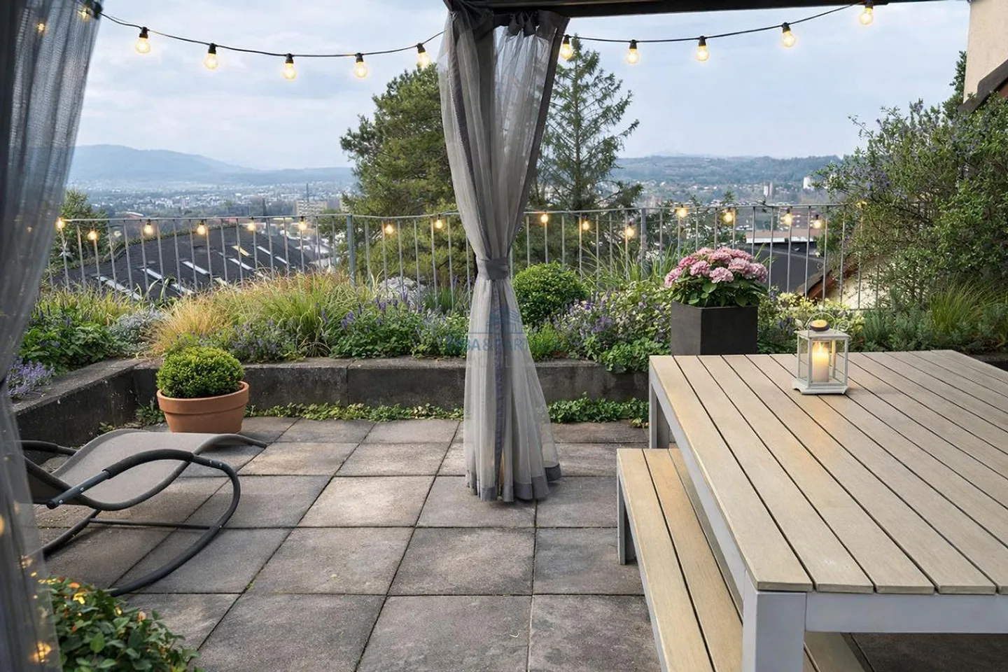 Vivre avec caractère : Galerie, cuisine moderne et terrasse ensoleillée - Photo 1 sur 10