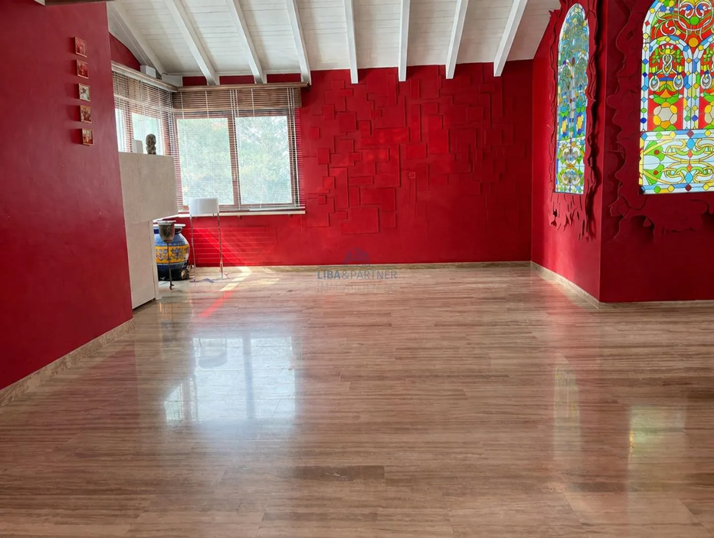 Vivre avec caractère : Galerie, cuisine moderne et terrasse ensoleillée - Photo 3 sur 10