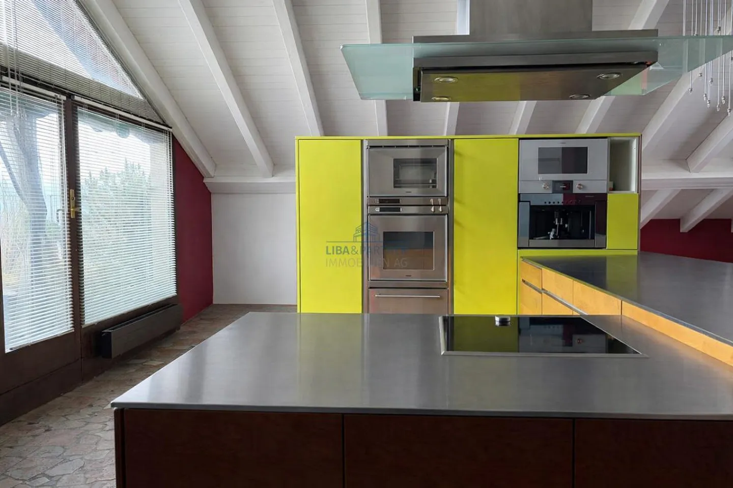 Vivre avec caractère : Galerie, cuisine moderne et terrasse ensoleillée - Photo 5 sur 10