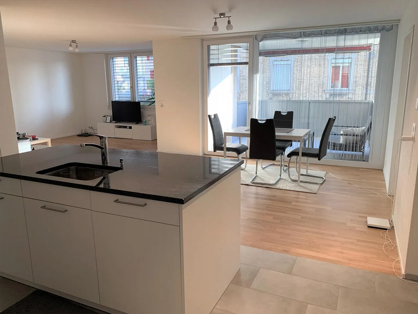 modern - spacious - city close - Photo 3 of 7