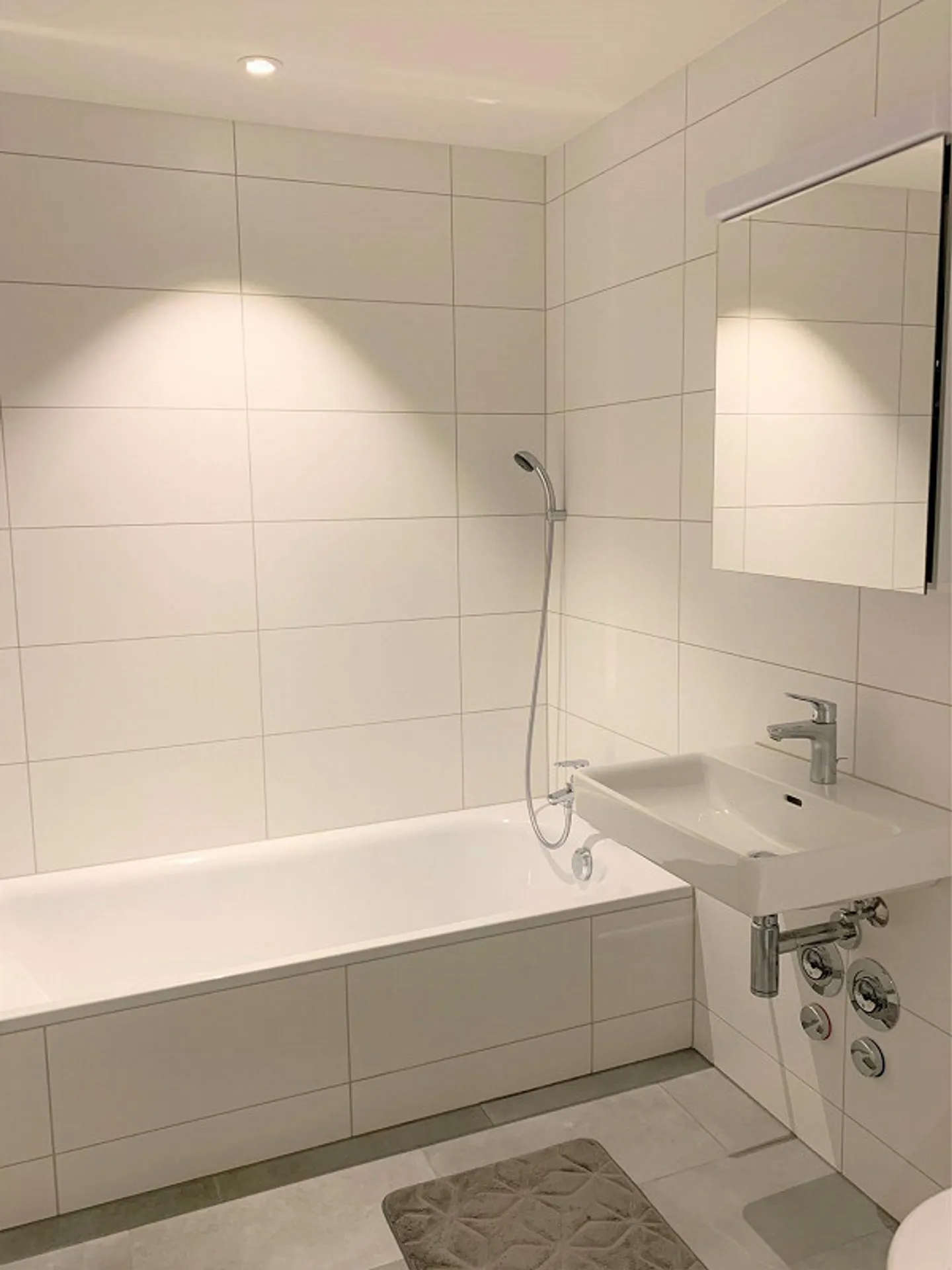 modern - spacious - city close - Photo 5 of 7