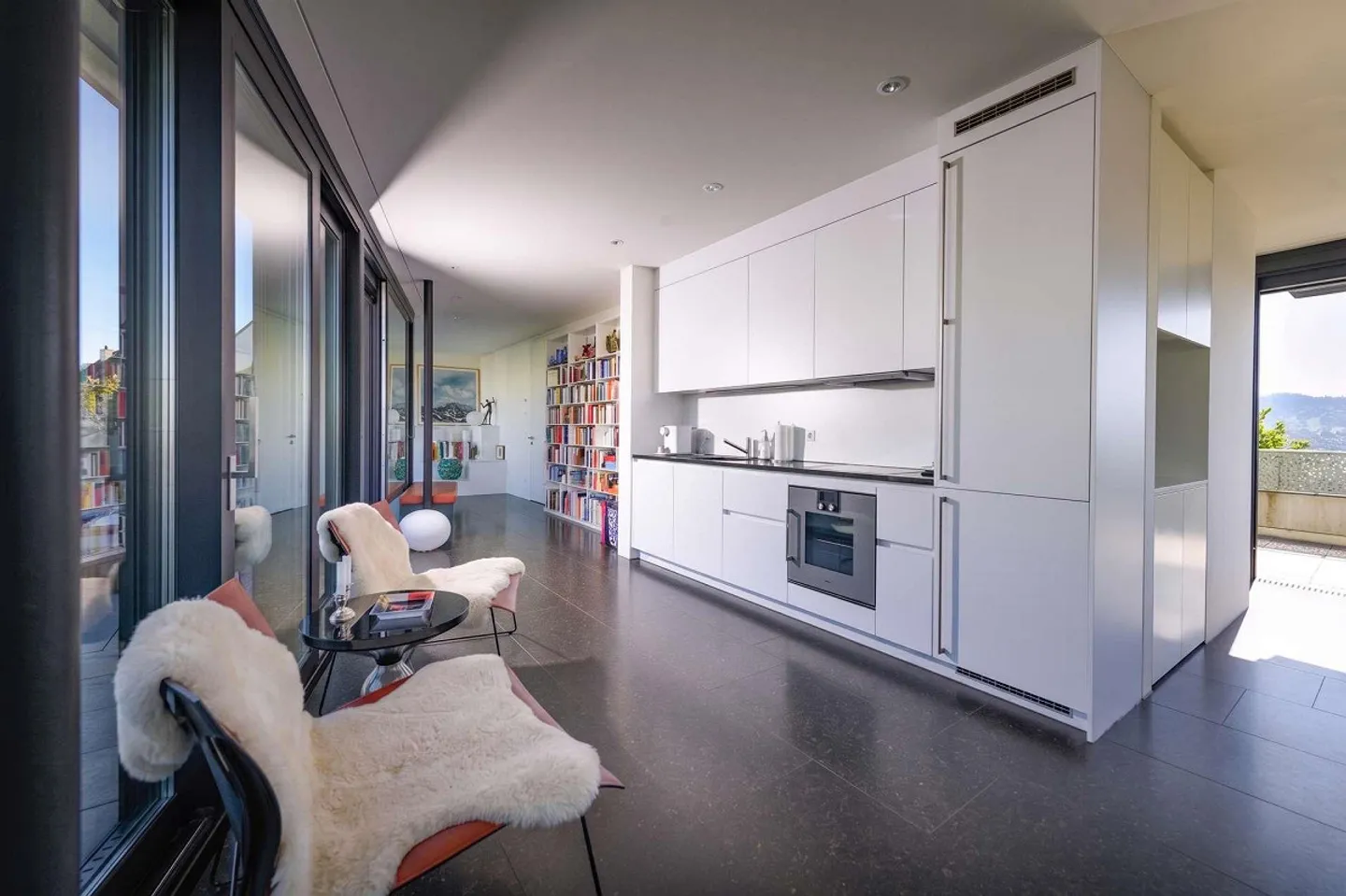 Exclusive penthouse apartment with panoramic view - Photo 3 of 13