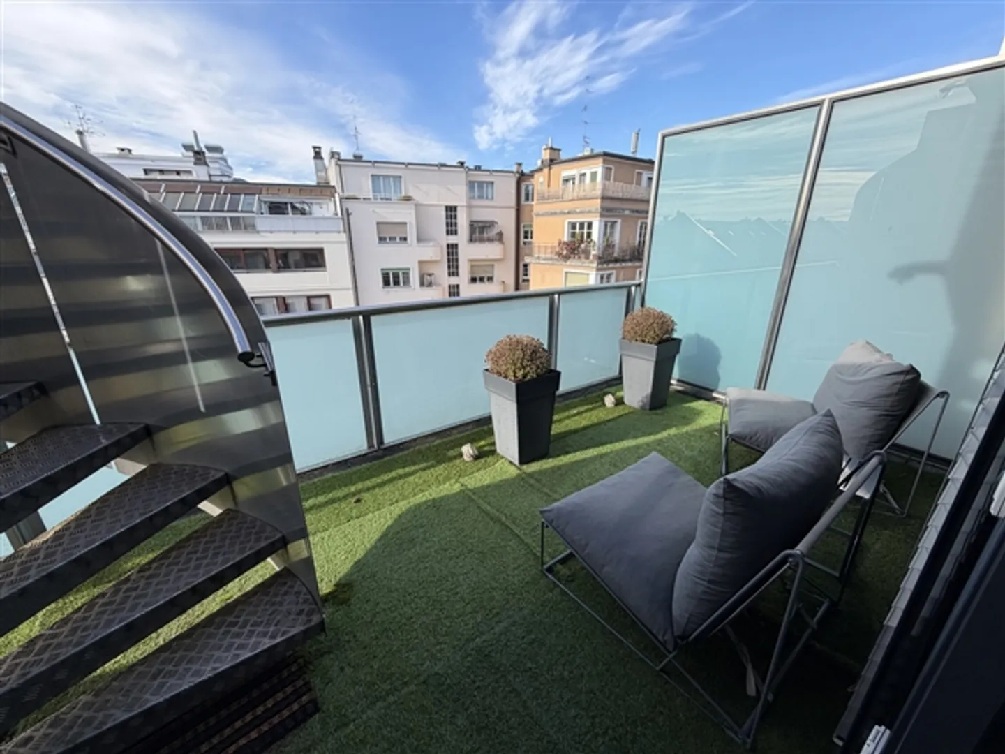 Un magnifique appartement lumineux de 6,5 pièces au dernier étage avec une grande terrasse. env. 101 m². - Photo 1 sur 7