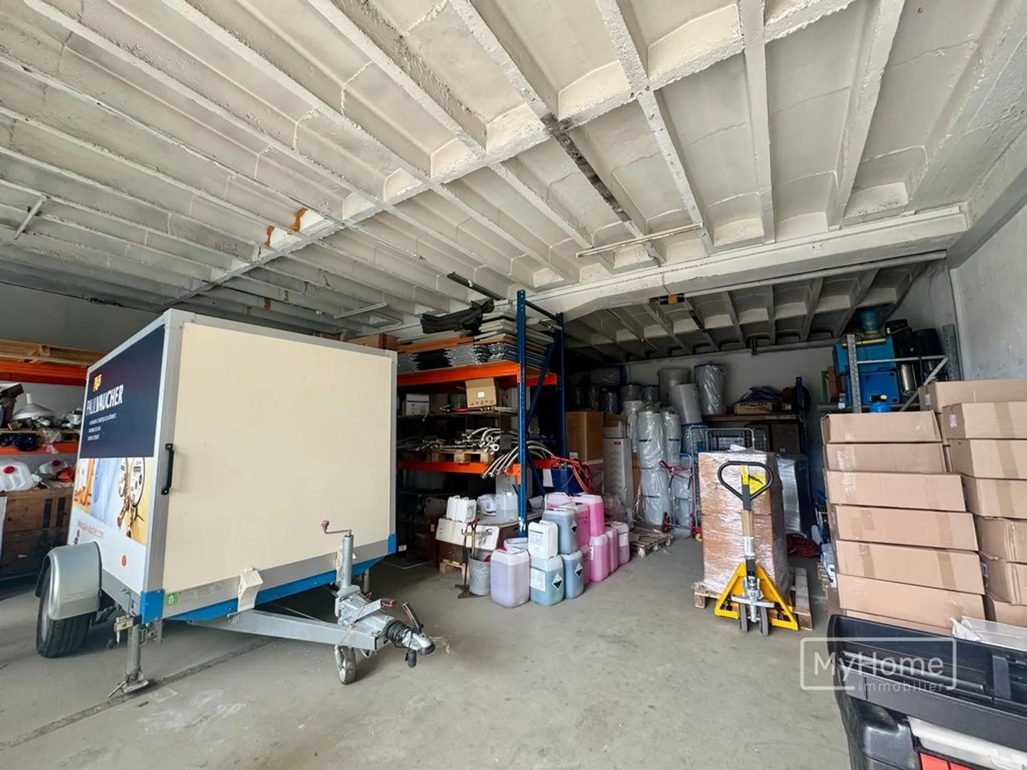 Dépôt de 101 m2 à louer - Accès aisé, idéal pour du stockage - Photo 1 sur 2