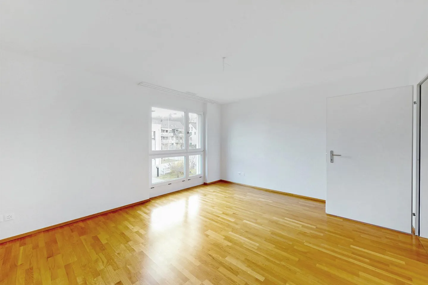 Modern and bright apartment with two bathrooms - Photo 3 of 5