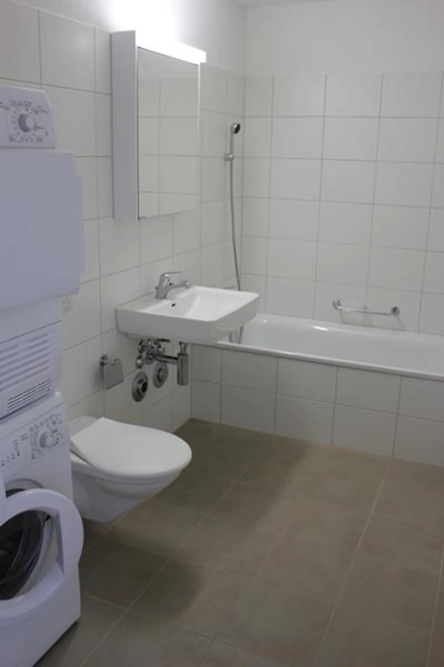 Modern and bright apartment with two bathrooms - Photo 5 of 5