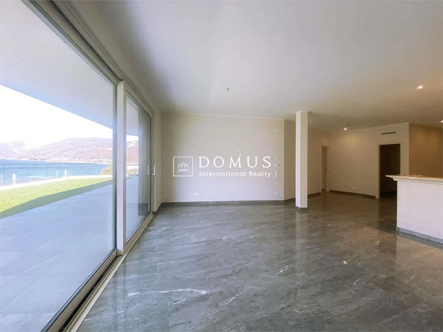 Stunning penthouse 6.5 rooms lakefront - Photo 2 of 9