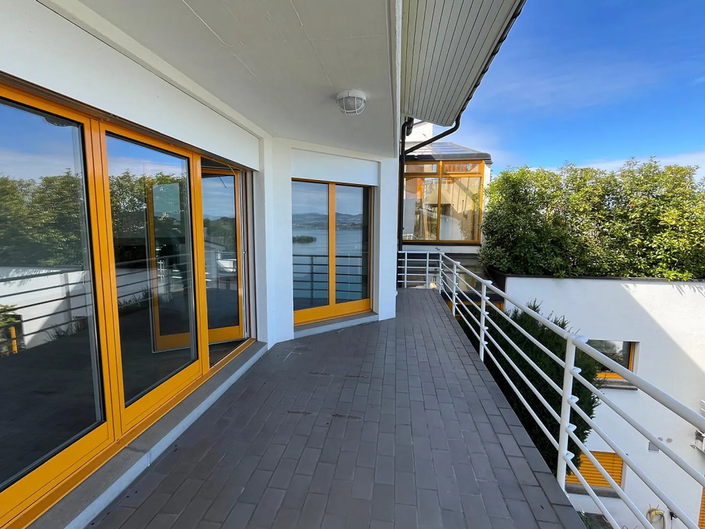 Dreamlike, light-flooded 3.5 room condominium with lake view - Photo 4 of 5