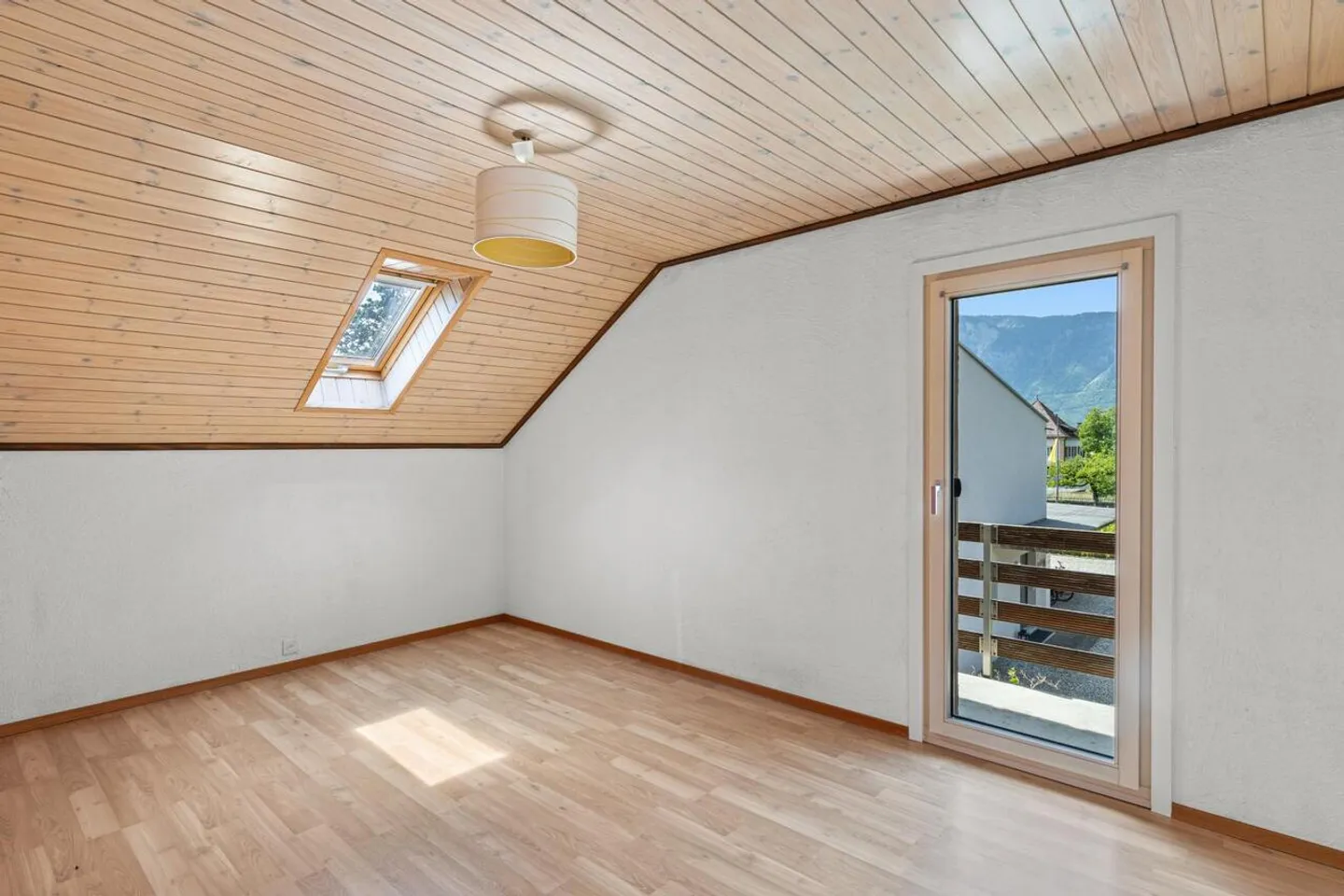 Charming detached house in a residential area! - Photo 5 of 11