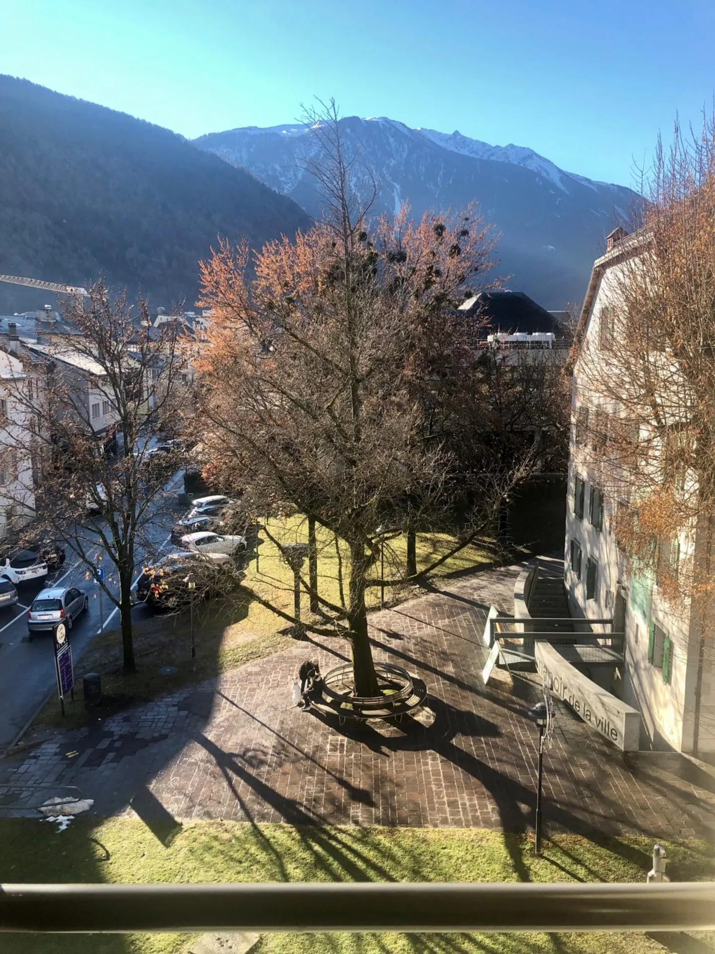 Bel appartement en plein centre de Martigny dans immeuble de charme. - Photo 1 sur 8