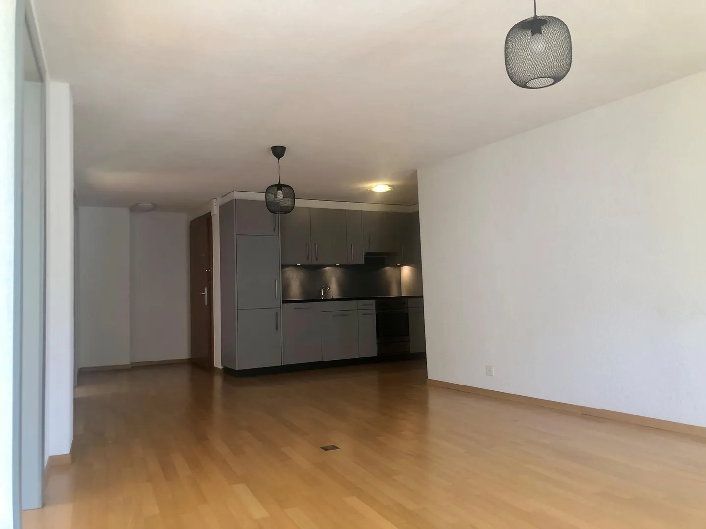 Bel appartement en plein centre de Martigny dans immeuble de charme. - Photo 2 sur 8