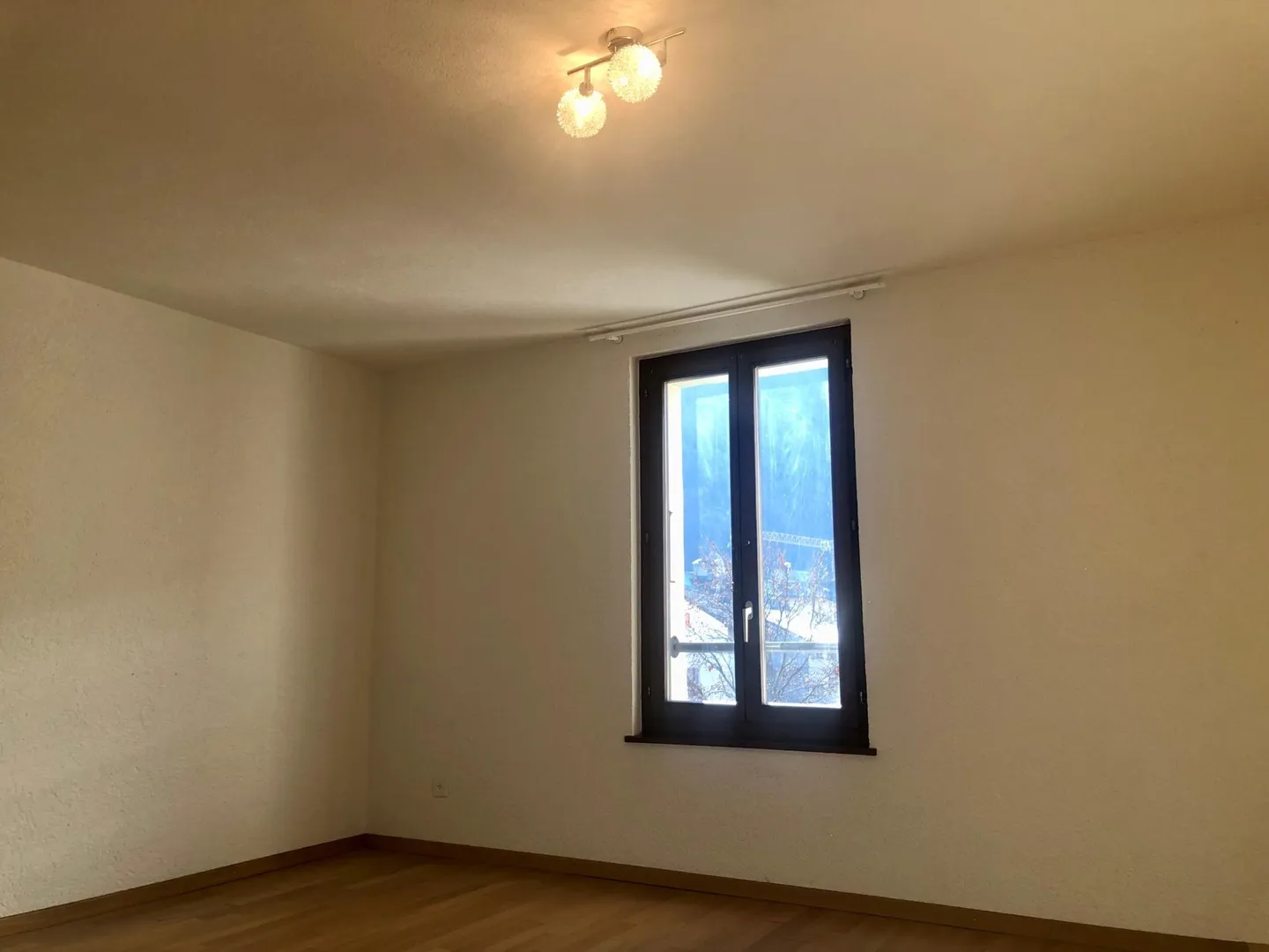 Bel appartement en plein centre de Martigny dans immeuble de charme. - Photo 5 sur 8