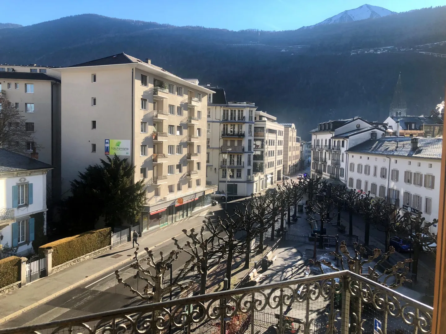 Bel appartement en plein centre de Martigny dans immeuble de charme. - Photo 6 sur 8
