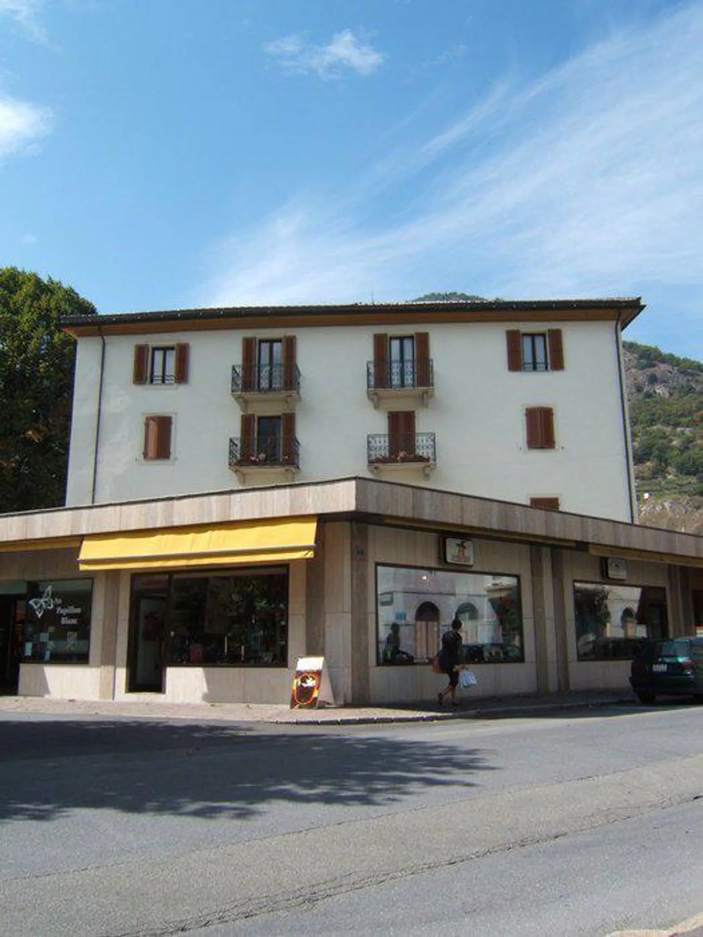 Bel appartement en plein centre de Martigny dans immeuble de charme. - Photo 7 sur 8