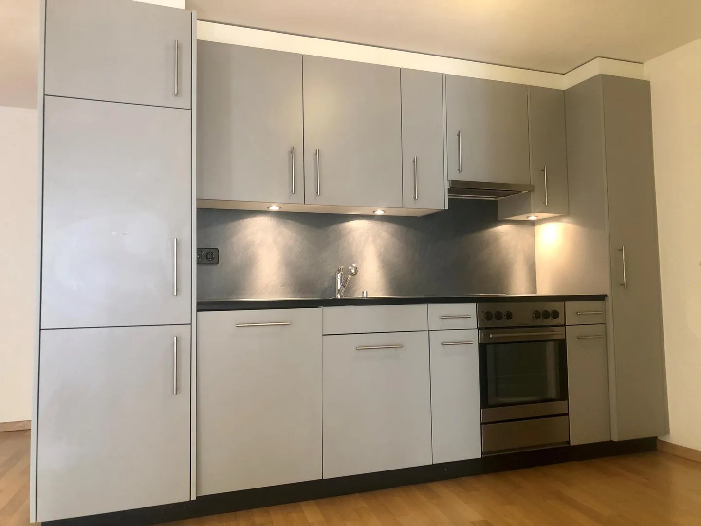 Bel appartement en plein centre de Martigny dans immeuble de charme. - Photo 3 sur 8